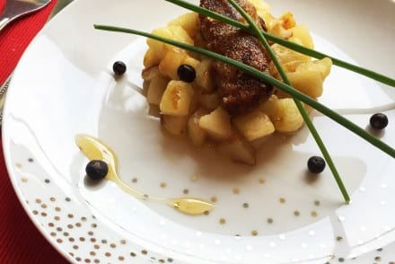 Foie gras pané miel amande sur lit de pommes poêlées