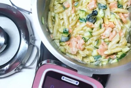 Pennés au saumon fumée, One Pot Pasta Saumon Fumé et Mascarpone, Companion, Companion recette, Idée de recette, Idée de recette Companion, Mascarpone, Pâtes, Plat, Recette, Recette Companion, Recette Companion salée, Recette facile, Recette maison Companion, Recette pâtes, Recette pâtes au saumon, Recette plat, Recette poisson, Recette rapide, Recette salée, Recette salée Companion, Recette saumon, Saumon, Marine Rolland, Mimi Cuisine, Miam Agency, Blogueuse culinaire, Blogueuse cuisine, Blogueuse Cookeo, Blogueuse Companion, Blogueuse Multidélices, Blogueuse Thermomix, Blog cuisine, Blog culinaire, Blog cuisine facile, Blog recettes, Blog cuisine traditionnelle, Blog cuisine connectée, Recettes sucrées, Recettes salées, Recette sucrée, Recette salée, Recette facile, Recettes faciles, Recette sans appareil, Recettes sans appareil, Recettes avec multicuiseur, Recette avec multicuiseur, Recettes avec robot cuiseur, Recette avec robot cuiseur, Livre Cookeo, Livre Recettes Cookeo, Cookeo blog, Blog Cookeo, Recettes Cookeo, Recette Cookeo, Recettes maison Cookeo, Recette maison Cookeo, Recette Cookeo sucrée, Recette Cookeo salée, Recettes Cookeo sucrées, Recettes Cookeo salées, Recette salée Cookeo, Recette sucrée Cookeo, Recettes salées Cookeo, Recettes sucrées Cookeo, Meilleure Recette Cookeo, Recette facile Cookeo, Recettes faciles Cookeo, Recette plat Cookeo, Recettes plats Cookeo, Recette Cookeo plat, Recette entrée Cookeo, Recettes entrées Cookeo, Recette Cookeo entrée, Recette dessert Cookeo, Recettes desserts Cookeo, Recette Cookeo dessert, Moulinex blog, Blog Moulinex, Recettes Moulinex, Recette Moulinex, Recettes maison Moulinex, Recette maison Moulinex, Companion blog, Blog Companion, Recettes Companion, Recette Companion, Recettes maison Companion, Recette maison Companion, Recette Companion sucrée, Recettes Companion sucrées, Recette Companion salée, Recettes Companion salées, Recette salée Companion, Recettes salées Companion, Meilleure Recette Companion, Recette facile Companion, Recettes faciles Companion, Recette plat Companion, Recettes plats Companion, Recette Companion plat, Recette entrée Companion, Recettes entrées Companion, Recette Companion entrée, Recette dessert Companion, Recettes desserts Companion, Recette Companion dessert, Thermomix blog, Blog Thermomix, Recettes Thermomix, Recette Thermomix, Recettes maison Thermomix, Recette maison Thermomix, Recette Thermomix sucrée, Recettes Thermomix sucrées, Recette Thermomix salée, Recettes Thermomix salées, Recette salée Thermomix, Recettes salées Thermomix, Meilleure Recette Thermomix, Recette facile Thermomix, Recettes faciles Thermomix, Recette plat Thermomix, Recettes plats Thermomix, Recette Thermomix plat, Recette entrée Thermomix, Recettes entrées Thermomix, Recette Thermomix entrée, Recette dessert Thermomix, Recettes desserts Thermomix, Recette Thermomix dessert, Multidélices blog, Blog Multidélices, Recettes Multidélices, Recette Multidélices, Recettes maison Multidélices, Recette maison Multidélices, Recette Multidélices sucrée, Recettes Multidélices sucrées, Recette Multidélices salée, Recettes Multidélices salées, Recette salée Multidélices, Recettes salées Multidélices, Meilleure Recette Multidélices, Recette facile Multidélices, Recettes faciles Multidélices, Recette plat Multidélices, Recettes plats Multidélices, Recette Multidélices plat, Recette entrée Thermomix, Recettes entrées Multidélices, Recette Multidélices entrée, Recette dessert Multidélices, Recettes desserts Multidélices, Recette Multidélices dessert